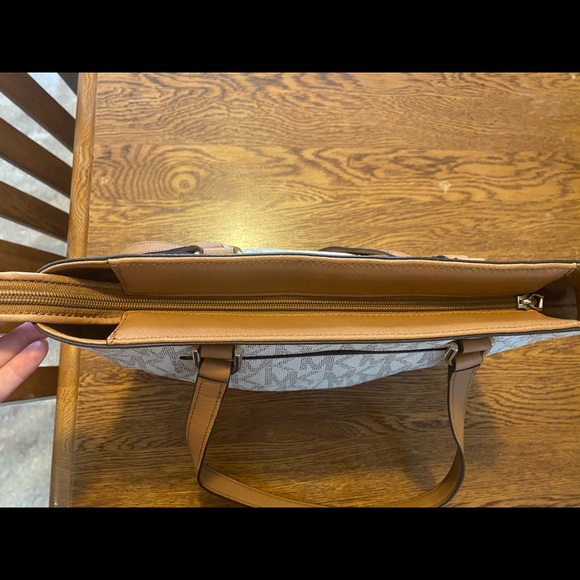 Michael Kors white purse with logo - Picture 6 of 6